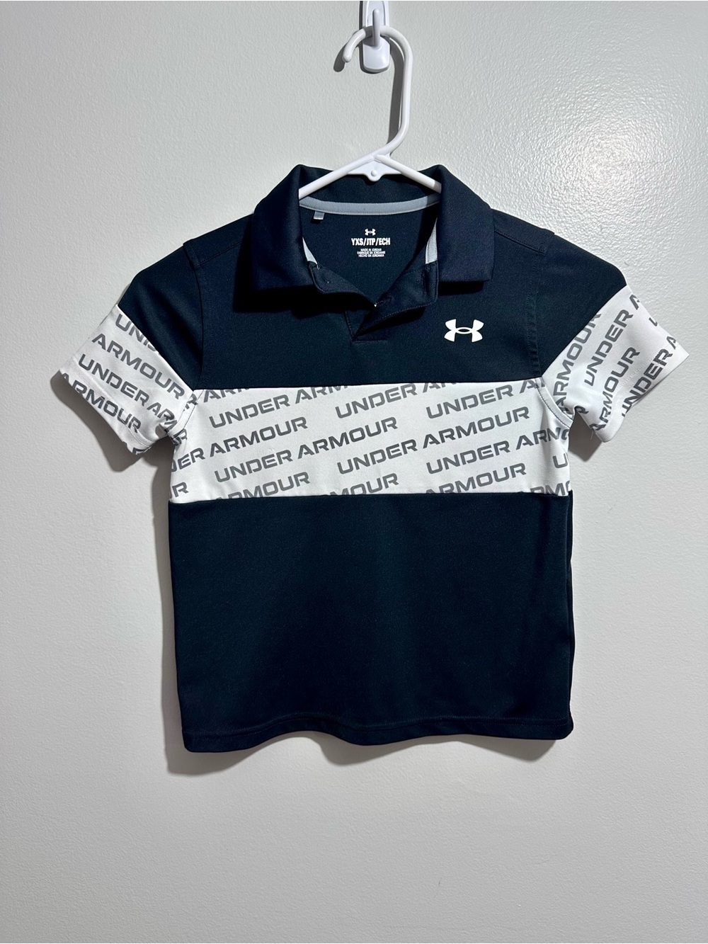 Under Armour Black & White Logo Block Polo Shirt Size YXS (380)